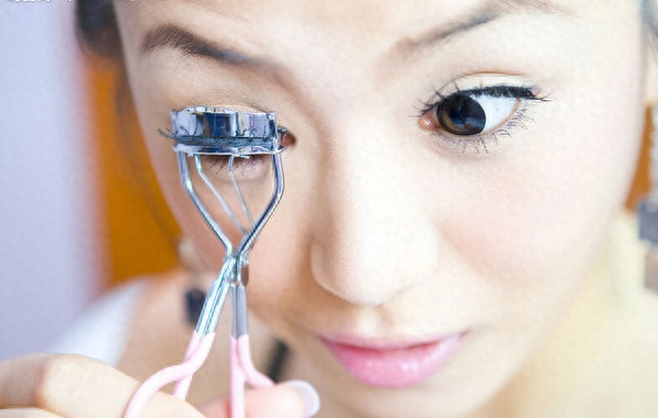 睫毛夹弧度不合?轻松几招让你不再有困扰!