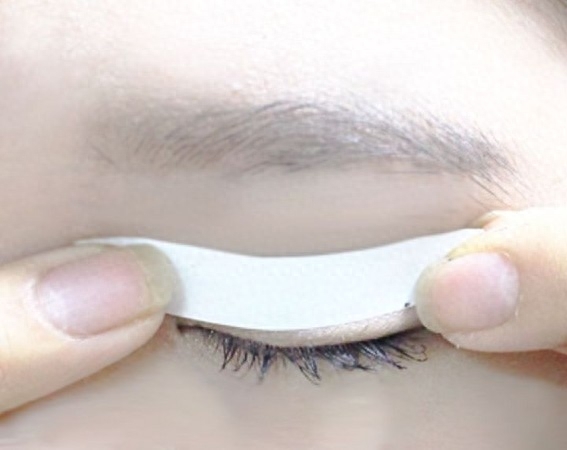 睫毛夹弧度不合?轻松几招让你不再有困扰!