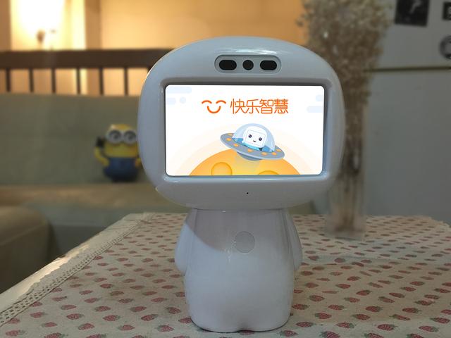 主打儿童教育 智小乐智能机器人体验