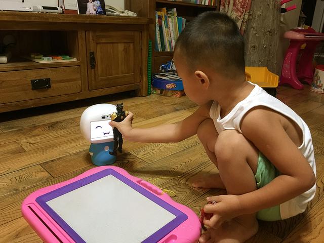 主打儿童教育 智小乐智能机器人体验