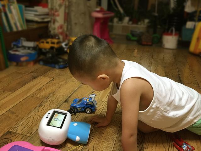 主打儿童教育 智小乐智能机器人体验