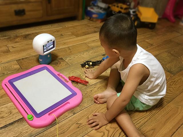 主打儿童教育 智小乐智能机器人体验