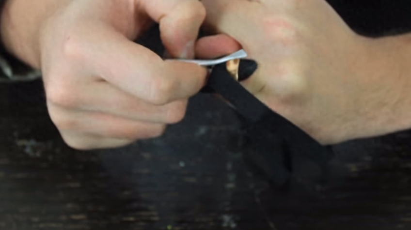 只需将一条橡筋绕在手指上,眨眼间就能取下套牢的戒指