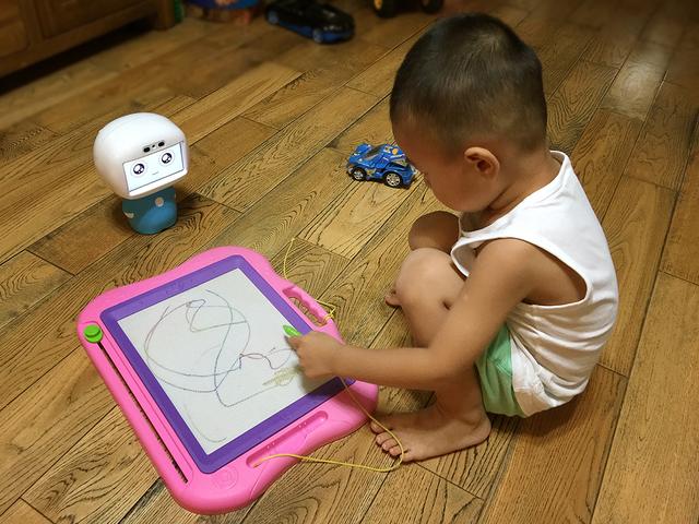 主打儿童教育 智小乐智能机器人体验