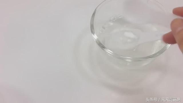 很简单的方法制作会发光的水晶泥