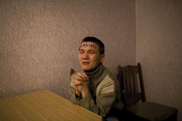 审讯室里的犯罪嫌疑人,他们的表情已经出卖了自己