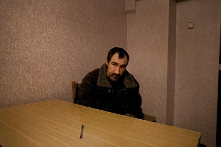 审讯室里的犯罪嫌疑人,他们的表情已经出卖了自己