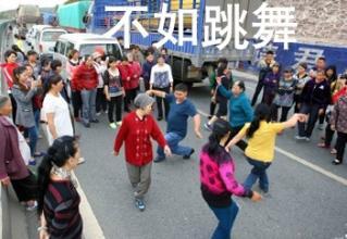 双流大妈“拯救鳄鱼”行动！