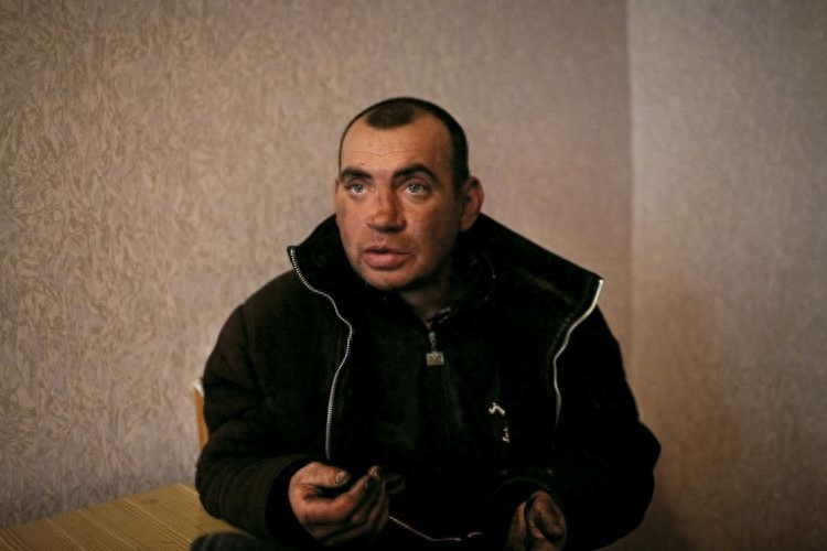 审讯室里的犯罪嫌疑人,他们的表情已经出卖了自己