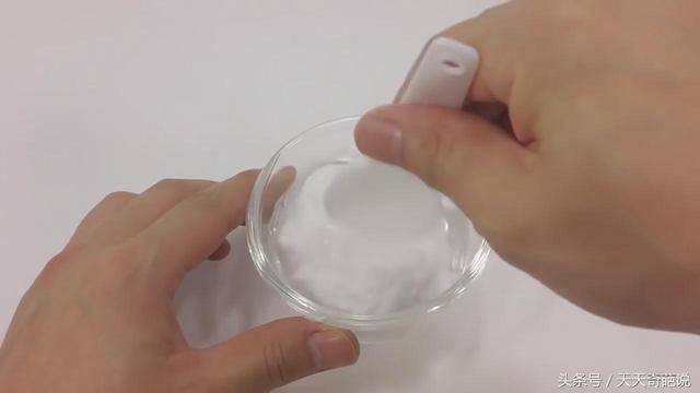 很简单的方法制作会发光的水晶泥