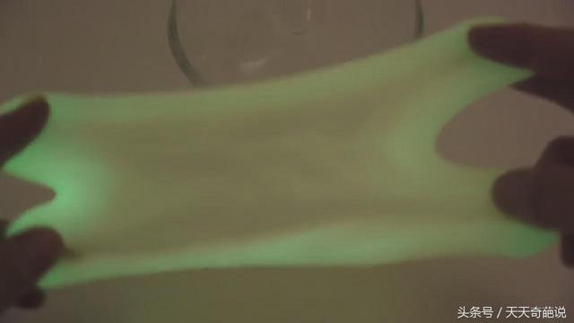 很简单的方法制作会发光的水晶泥