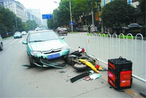 震惊:改装电动车街头狂飙  秒杀尼桑