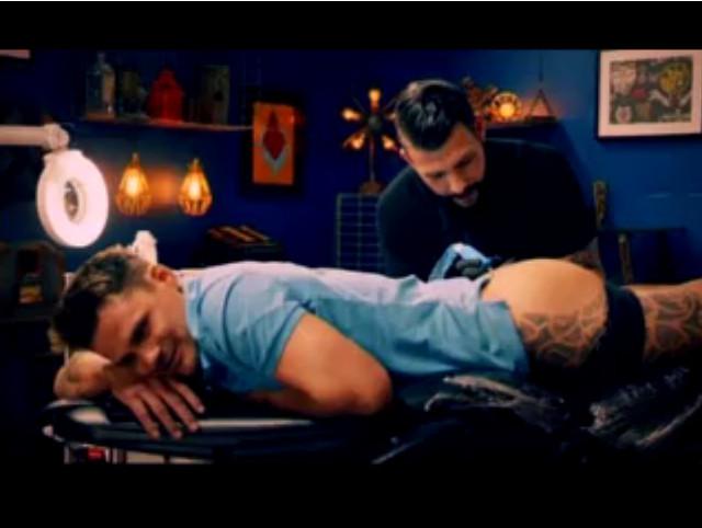 恶整大屁股攻略（男子喝醉被好友恶整刺青）