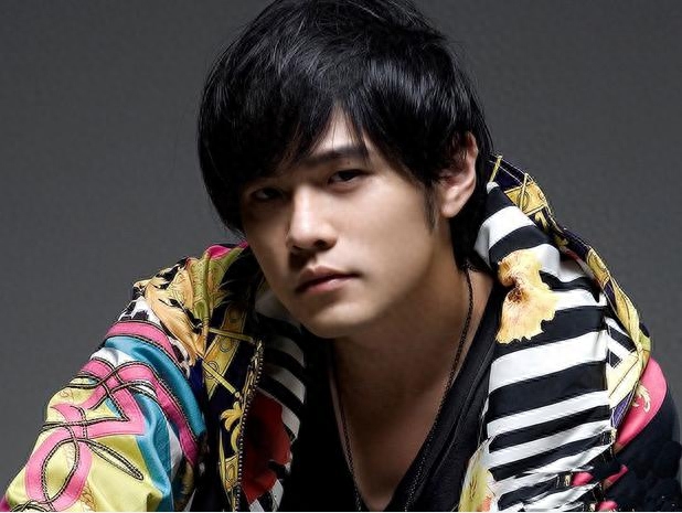 周杰伦的斜刘海你注意过吗,万能搭配怎么看怎么都有型