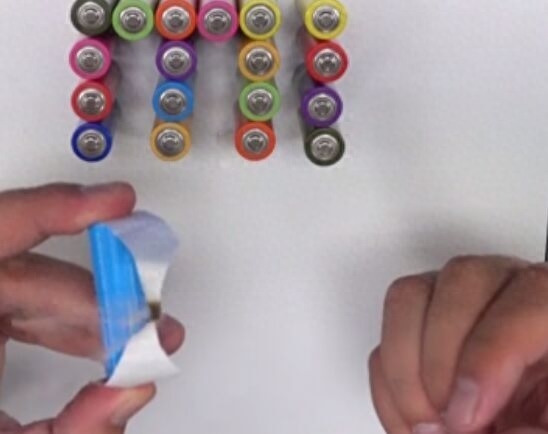 在没有打火机等点火工具时该如何生火?只需要一颗电池就足够了