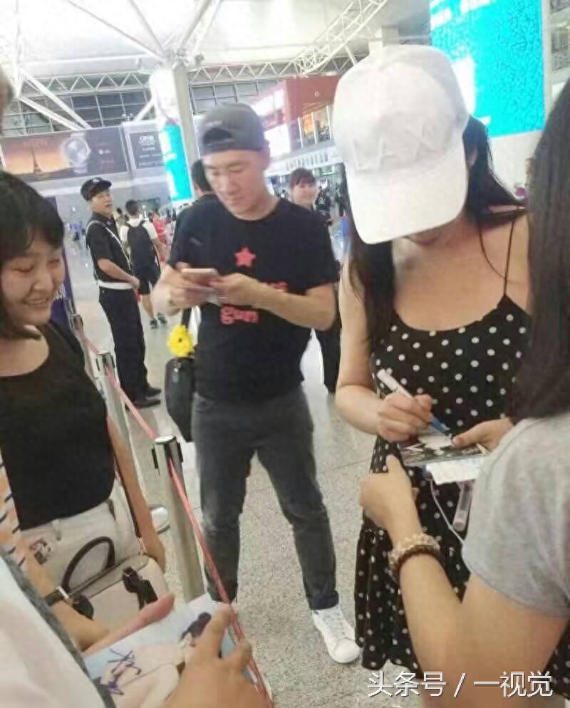 柳岩在机场被粉丝围住求签名合影