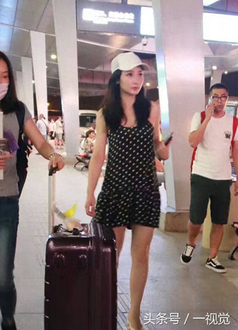 柳岩在机场被粉丝围住求签名合影