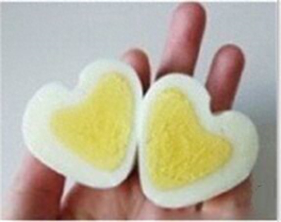 用筷子按压在鸡蛋上,切开后你会发现不同的形状