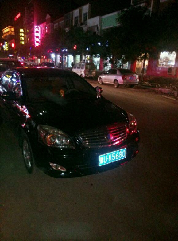 烈日的暴晒,车顶放瓶水的作用,老司机是这样解释的