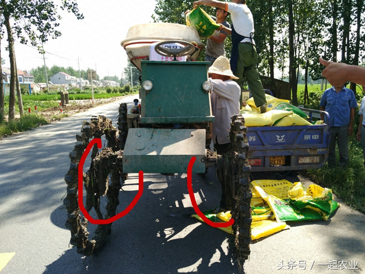 高手在民间,农民生产的撒肥打药机,超实用