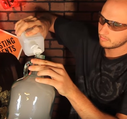 往装有雾气的瓶子里混入酒精,随后瓶内开始出现了火焰