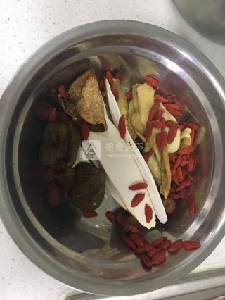 花胶猴头菇排骨汤功效 猴头菇花胶排骨汤的做法