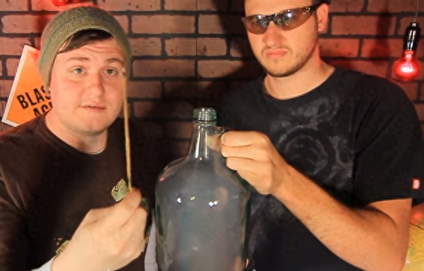 往装有雾气的瓶子里混入酒精,随后瓶内开始出现了火焰