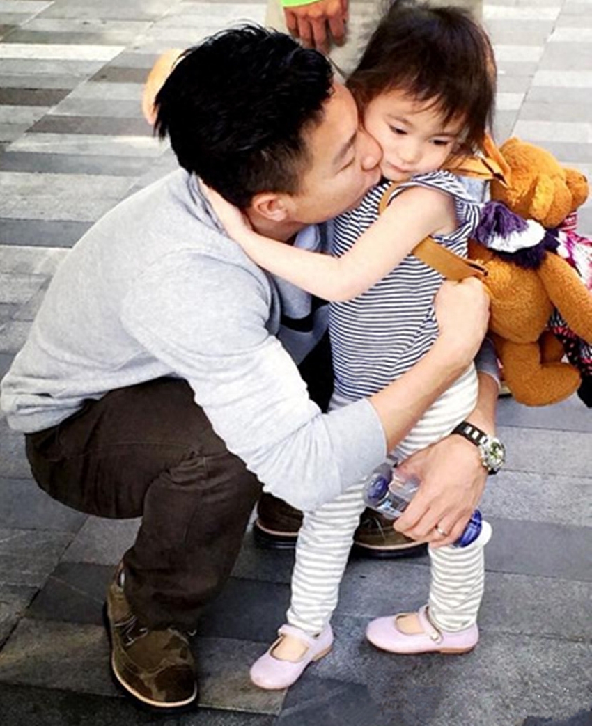 背上小书包的最萌星二代,最好看的其实是她,可爱呆萌