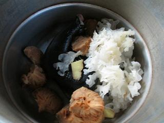 乌鸡能和猴头菇花胶一起煲汤吗 2026年猴头菇炖花胶乌鸡汤的做法