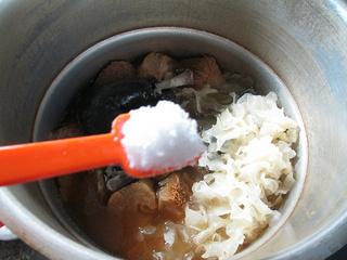 乌鸡能和猴头菇花胶一起煲汤吗 2026年猴头菇炖花胶乌鸡汤的做法