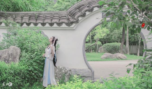 小说：系统吞了极品翡翠充能，提醒她好好供养，她吐槽：太败家