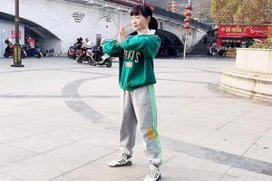 2022最火鬼步舞《天地龙鳞》，长腿美女独舞真好看，国内顶级水平图