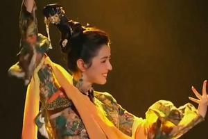 最近这首《千年的祈祷》火了!配上异域风情的舞蹈，让人好心动!图