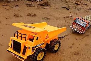 儿童玩具车表演:搅拌车铺建水泥路，翻斗车救援事故木头运输车!图