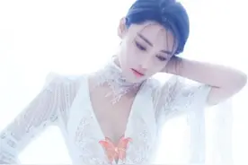 张馨予身材真绝，穿白色深V连衣裙凹造型，这腰臀比太惊艳了图片