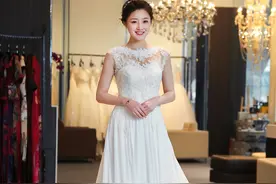 端庄优雅或是性感妩媚，这两款超长拖尾的婚纱长裙你更偏爱谁？图片