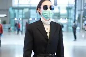 王丽坤的混搭造型太失败了，穿束腰黑西装配碎花裙，总感觉怪怪的图片