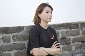 董卿爬长城也穿得这么时髦，黑T恤配休闲裤，比平常更时髦又减龄图片