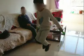 楼上孩子每天在家跳绳，大爷想出“奇招”应对，第二天楼上没声了图片