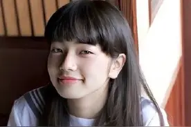 小松菜奈，这套衣服太清纯了，加上刘海真的好好看图片