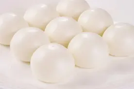 馒头店老板教你在家蒸馒头，表面光滑细腻，像剥了壳的煮鸡蛋一样图片