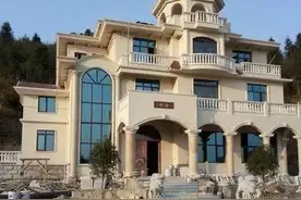 浙江温州一老板做服装生意赚了大钱，花500万回乡盖别墅，太牛了图片