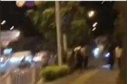 夫妇合体破离婚传闻，赵丽颖厦门探班冯绍峰，牵手散步低调亲密图片