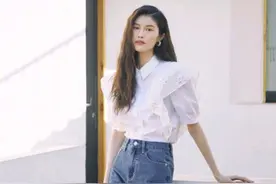 何穗的春季穿搭，荷叶边白衬衫+牛仔裤，减龄又时髦美的很高级图片