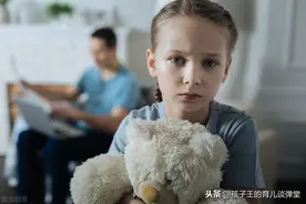 孩子尿床伤自尊，只怪憋尿玩心重，做好3个细节，再洗被单不丢人图片