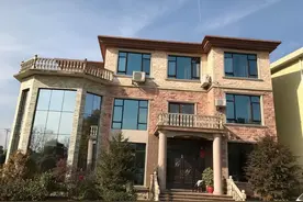 农村强制刷白墙，遭到农村人的反驳，免费的为什么不刷呢？图片