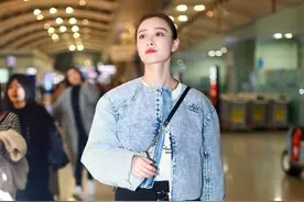 倪妮时尚从不掉队，短款牛仔服配黑长裤，这样搭配才显腿长图片