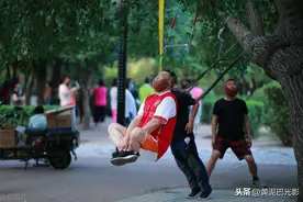 沈阳1棵大树上“吊满”许多大爷，知情人说这有名堂，看是啥图片