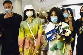 刘令姿抵沪遭大批粉丝围堵场面混乱 获贴身安保护驾鞋都被踩掉了图片