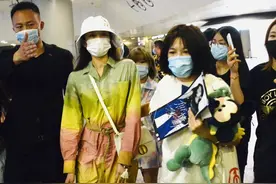 刘令姿抵沪遭大批粉丝围堵场面混乱 获贴身安保护驾鞋都被踩掉了图片